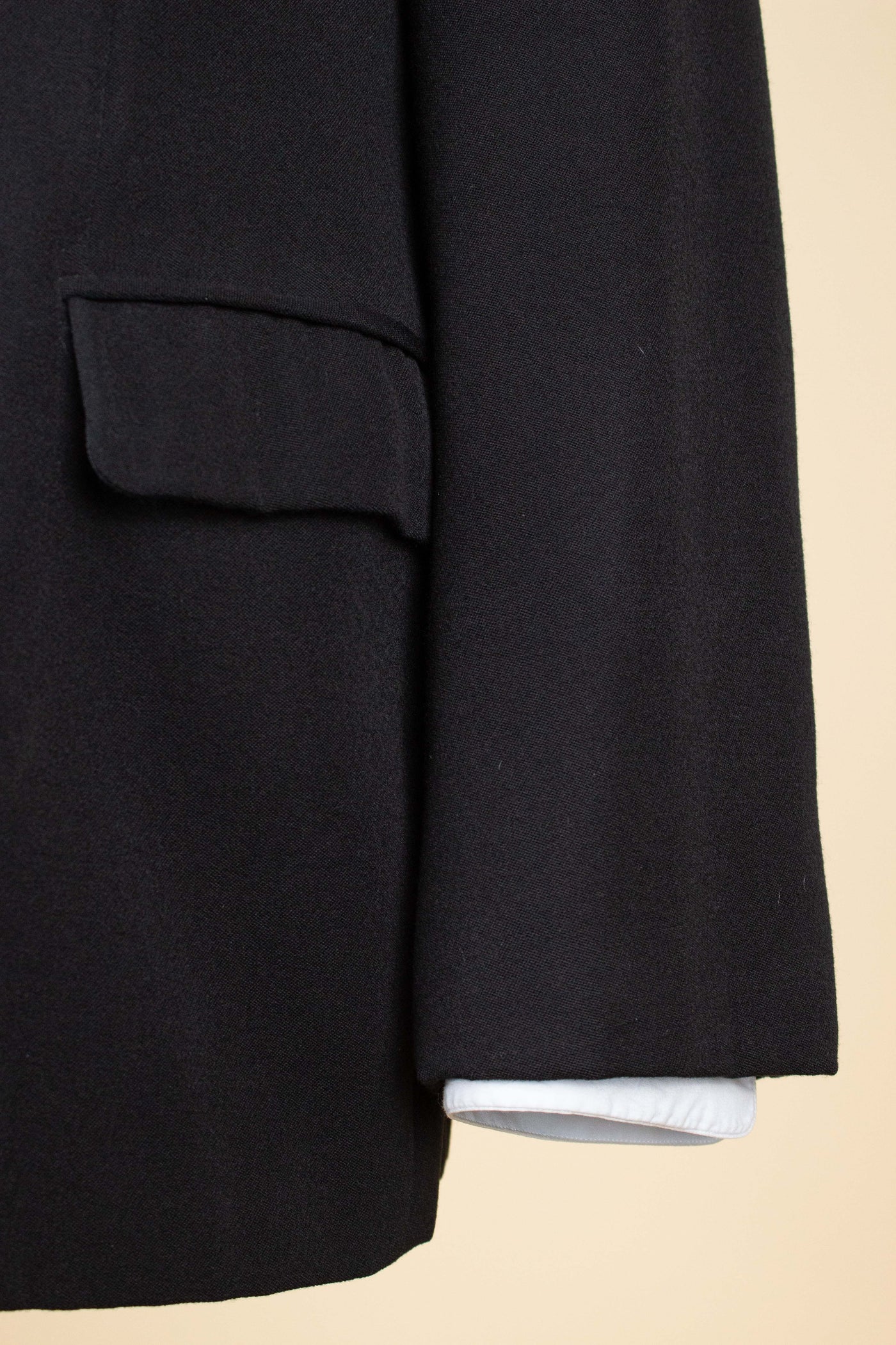 SWEDISH 1930S/1940S BLACK TWO PIECE DOUBLE BREASTED BESPOKE SUIT. SIZE CA EU 52-54