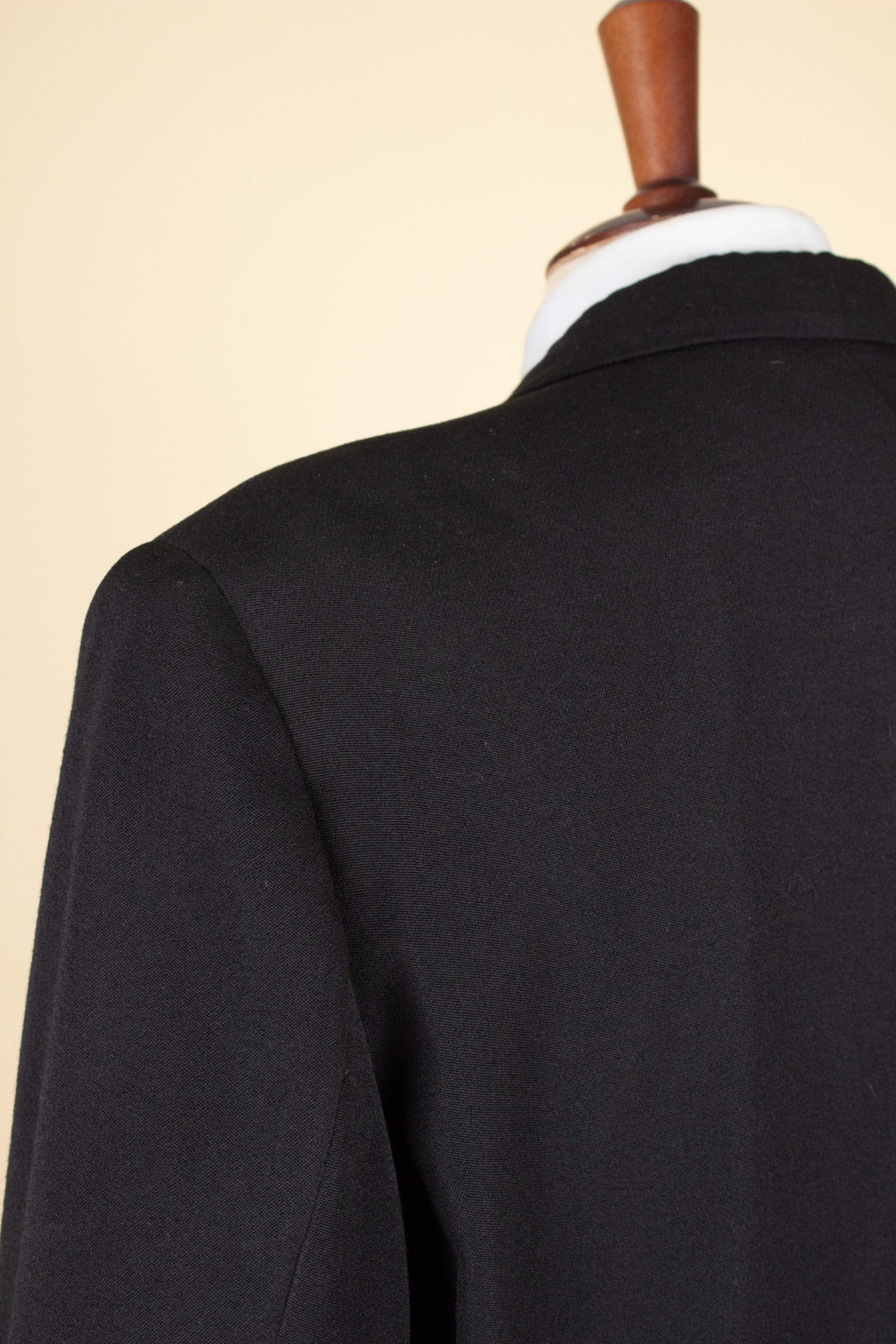 SWEDISH 1930S/1940S BLACK TWO PIECE DOUBLE BREASTED BESPOKE SUIT. SIZE CA EU 52-54