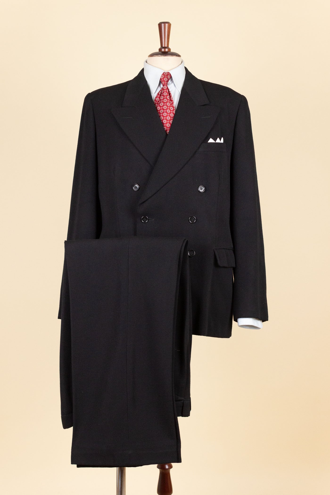 SWEDISH 1930S/1940S BLACK TWO PIECE DOUBLE BREASTED BESPOKE SUIT. SIZE CA EU 52-54