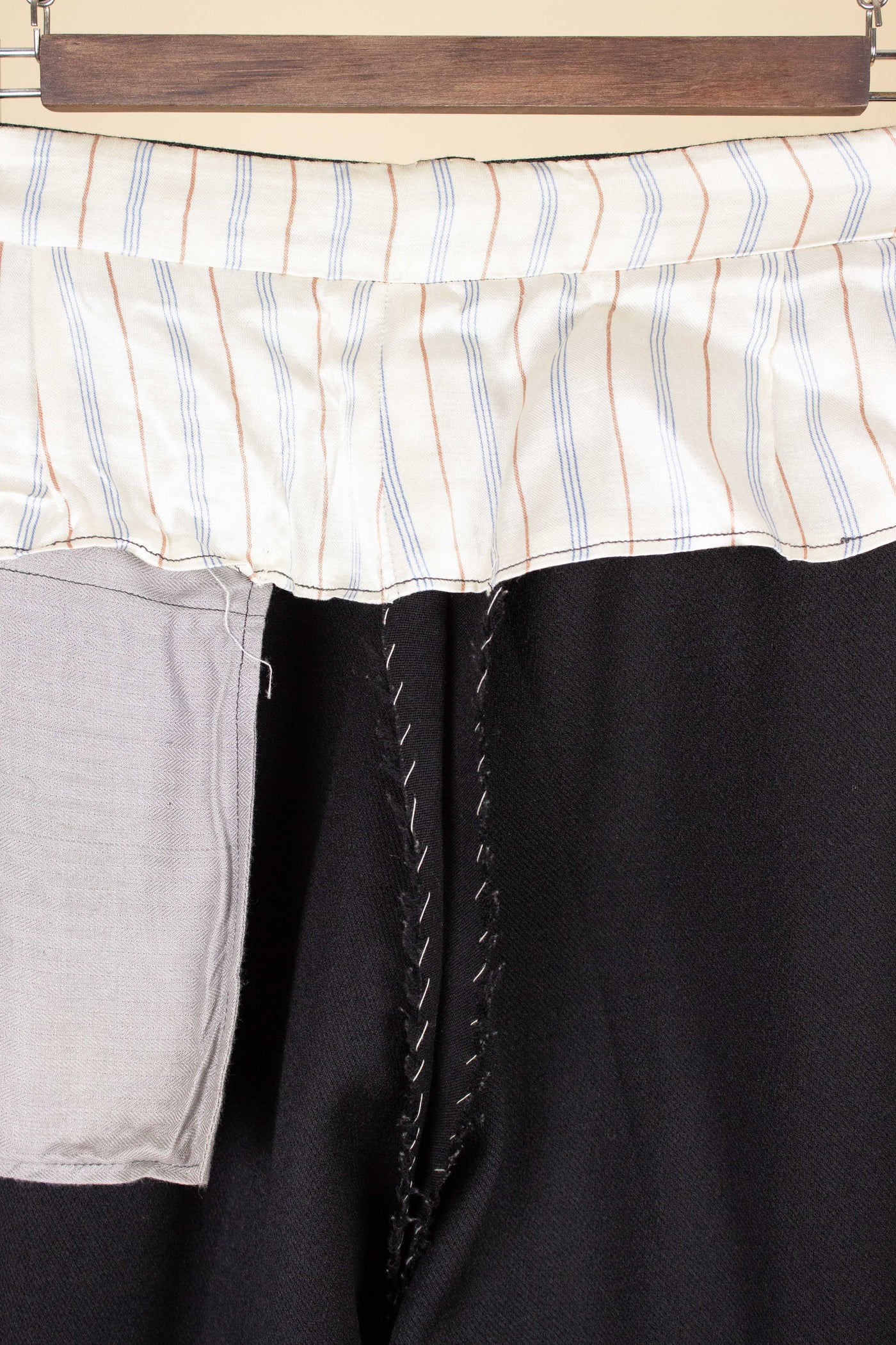 SWEDISH 1930S/1940S BLACK TWO PIECE DOUBLE BREASTED BESPOKE SUIT. SIZE CA EU 52-54