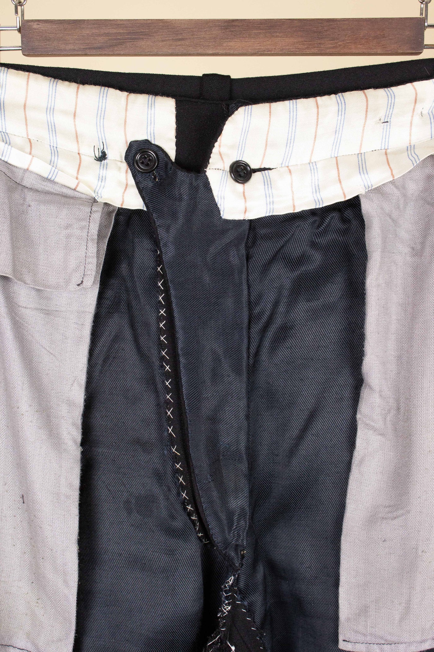 SWEDISH 1930S/1940S BLACK TWO PIECE DOUBLE BREASTED BESPOKE SUIT. SIZE CA EU 52-54