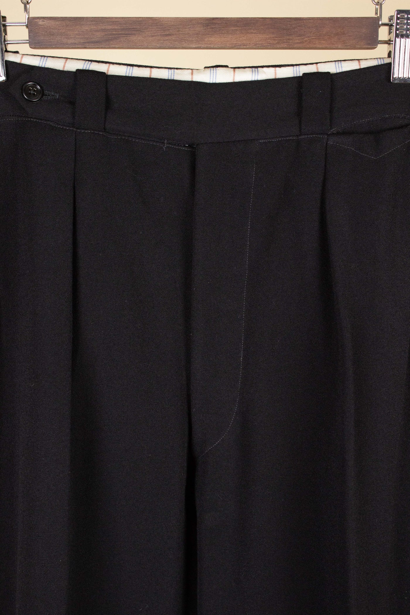 SWEDISH 1930S/1940S BLACK TWO PIECE DOUBLE BREASTED BESPOKE SUIT. SIZE CA EU 52-54