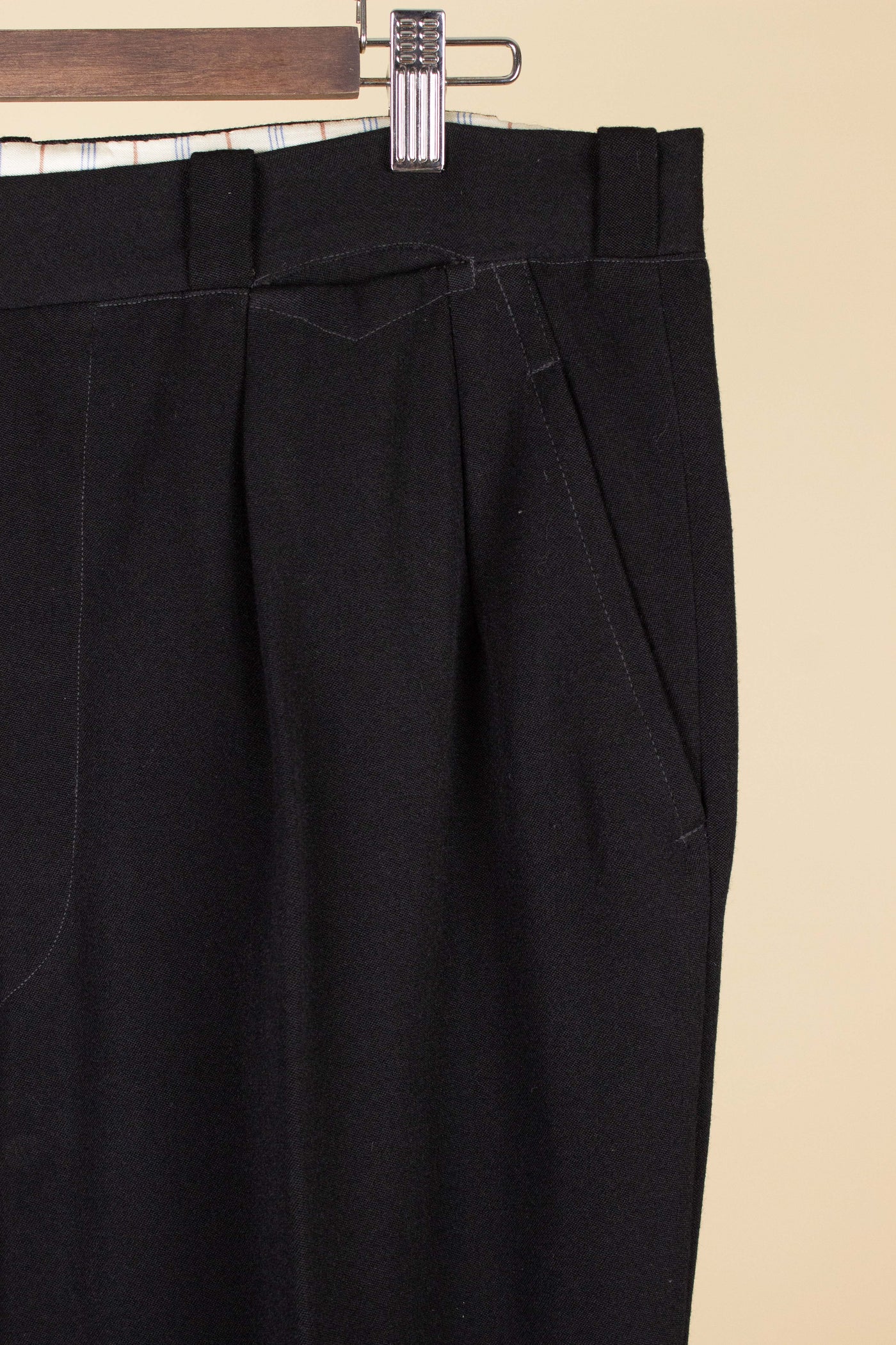 SWEDISH 1930S/1940S BLACK TWO PIECE DOUBLE BREASTED BESPOKE SUIT. SIZE CA EU 52-54