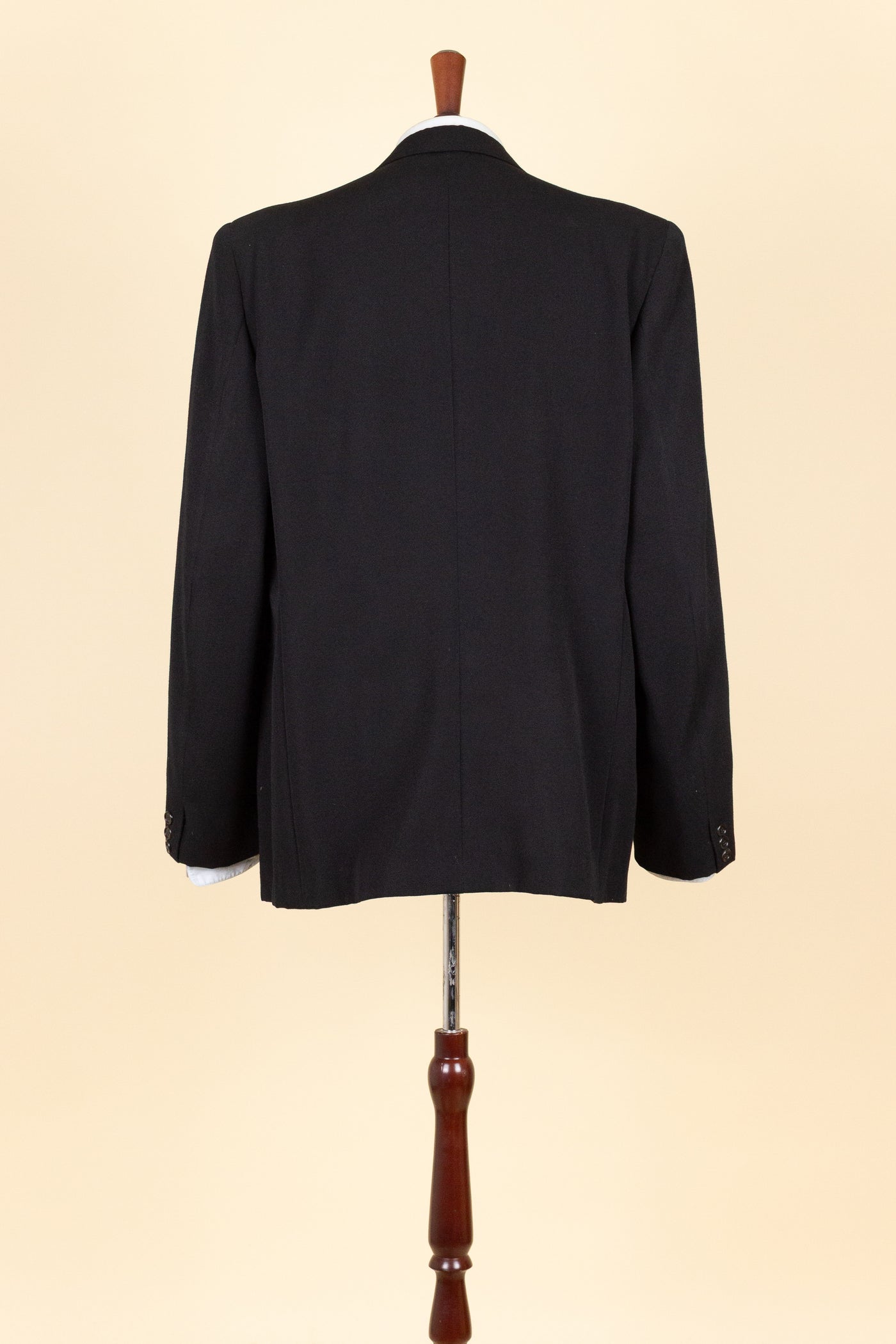 SWEDISH 1930S/1940S BLACK TWO PIECE DOUBLE BREASTED BESPOKE SUIT. SIZE CA EU 52-54