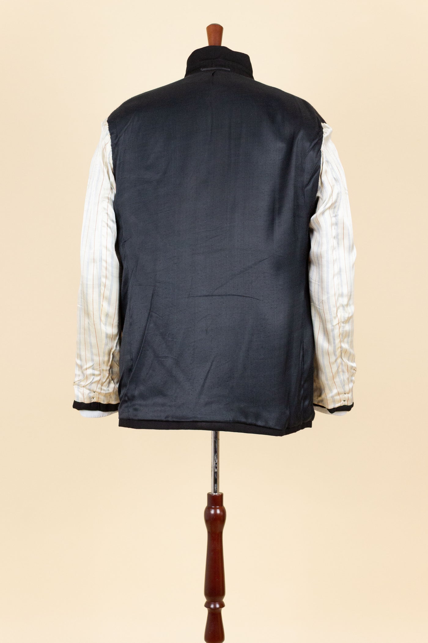 SWEDISH 1930S/1940S BLACK TWO PIECE DOUBLE BREASTED BESPOKE SUIT. SIZE CA EU 52-54