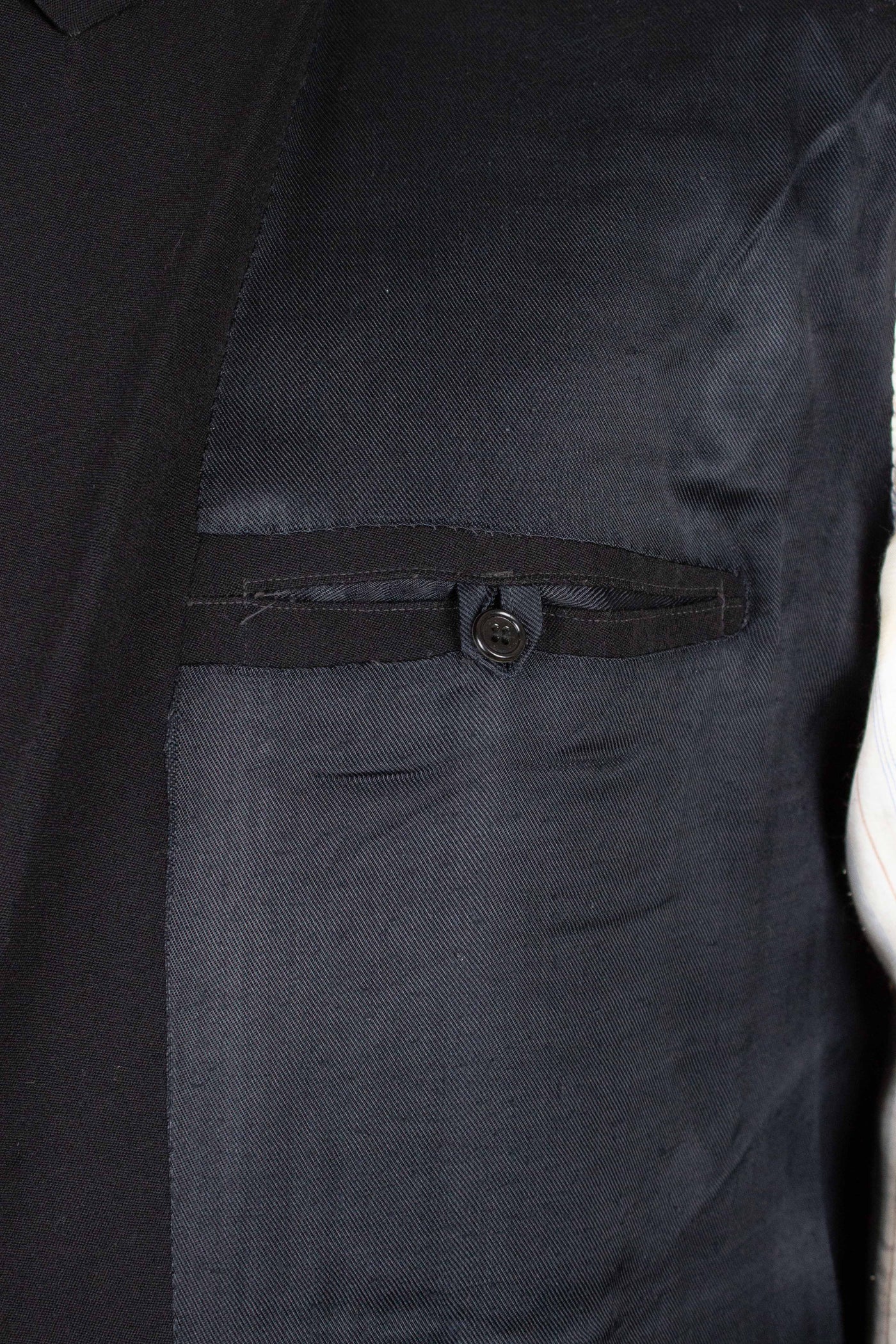 SWEDISH 1930S/1940S BLACK TWO PIECE DOUBLE BREASTED BESPOKE SUIT. SIZE CA EU 52-54