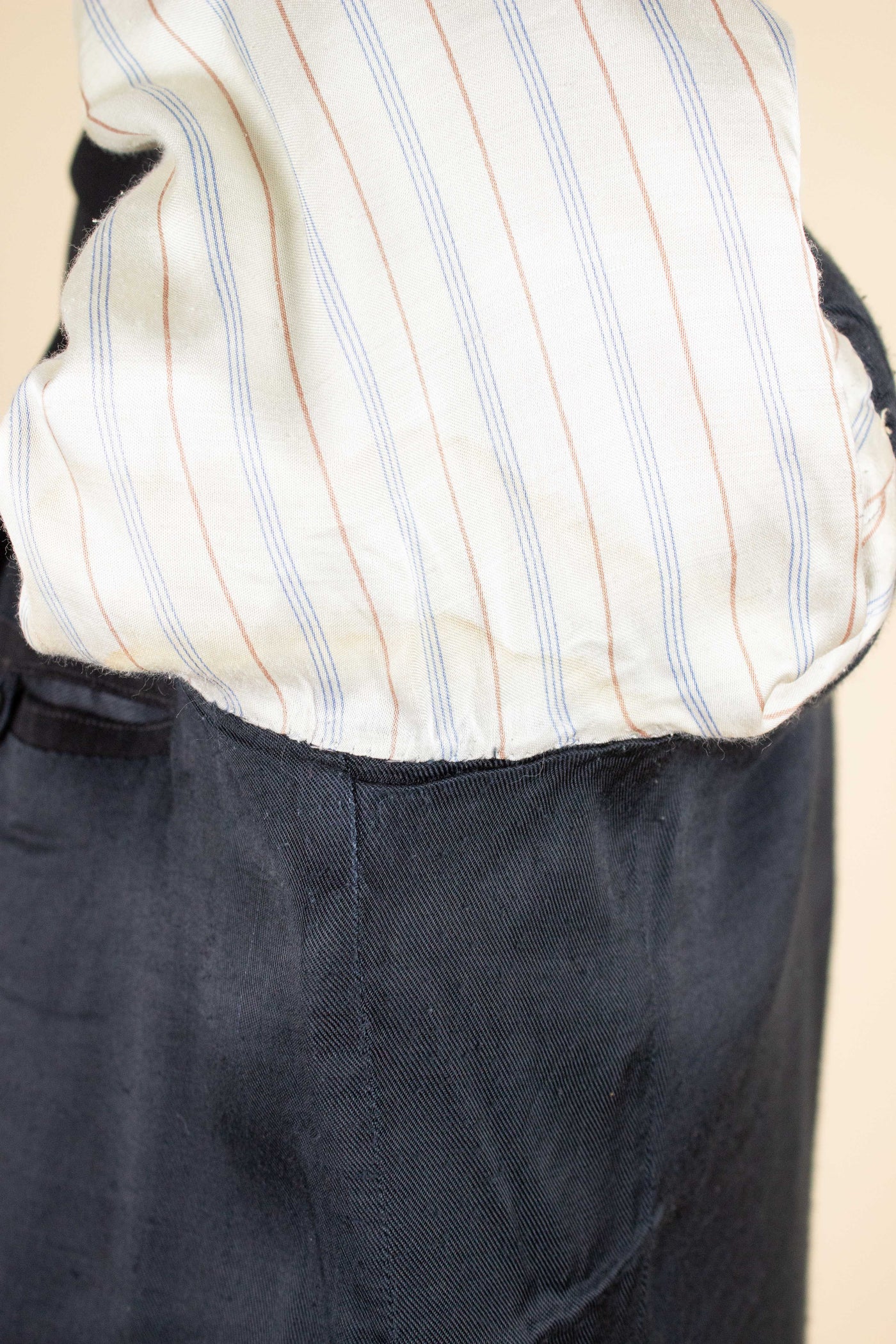 SWEDISH 1930S/1940S BLACK TWO PIECE DOUBLE BREASTED BESPOKE SUIT. SIZE CA EU 52-54