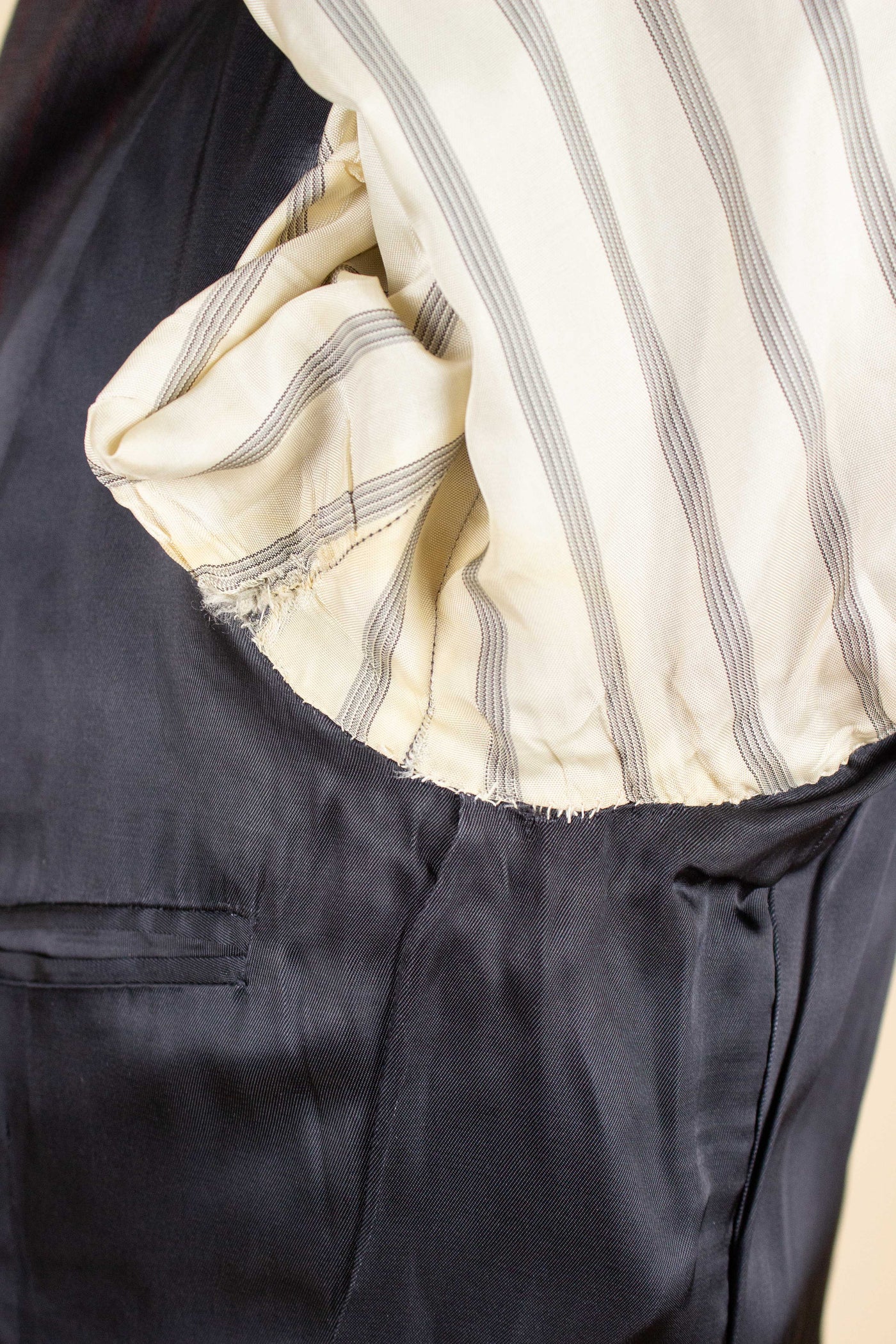 SWEDISH 1955 BROWN STRIPED TWO PIECE BESPOKE SUIT BY M. OLSSON. SIZE CA EU 46-48