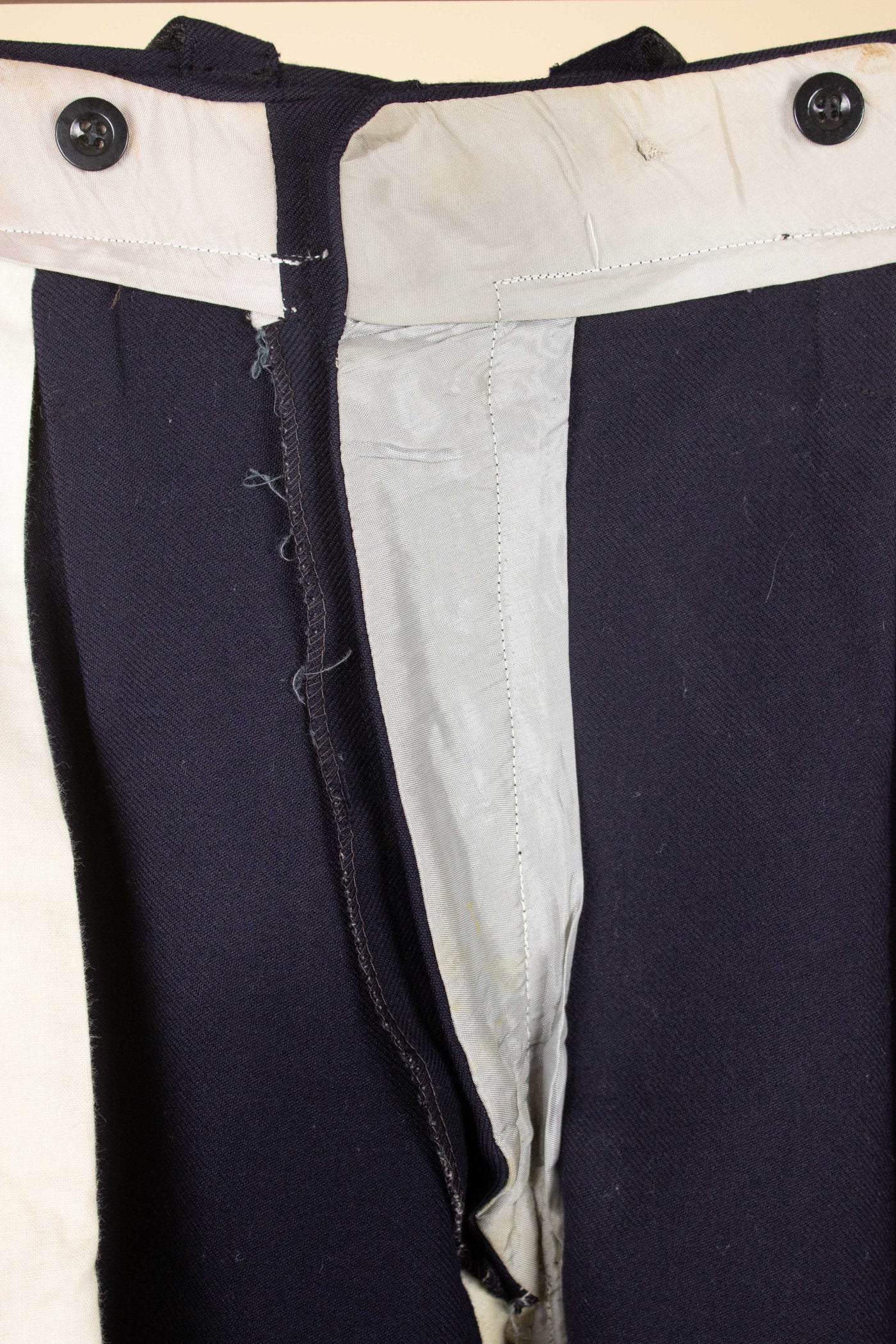 SWEDISH 1940S DARK BLUE SINGLE PLEATED TROUSERS WITH BUTTONS FOR BRACES. SIZE CA EU 52