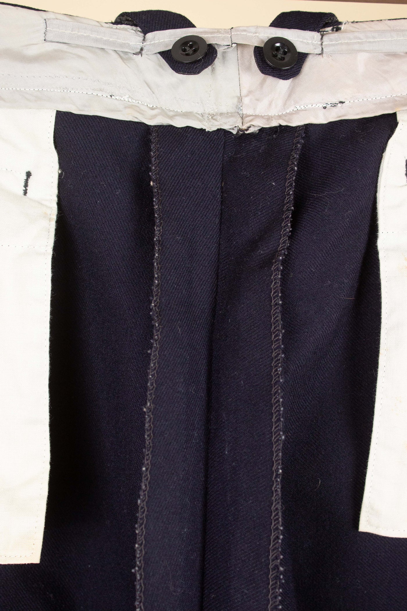 SWEDISH 1940S DARK BLUE SINGLE PLEATED TROUSERS WITH BUTTONS FOR BRACES. SIZE CA EU 52