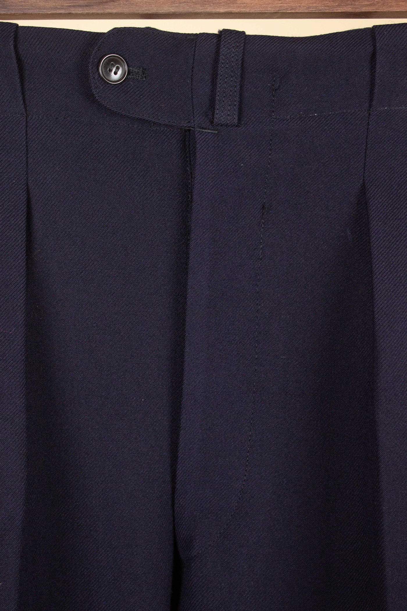 SWEDISH 1940S DARK BLUE SINGLE PLEATED TROUSERS WITH BUTTONS FOR BRACES. SIZE CA EU 52