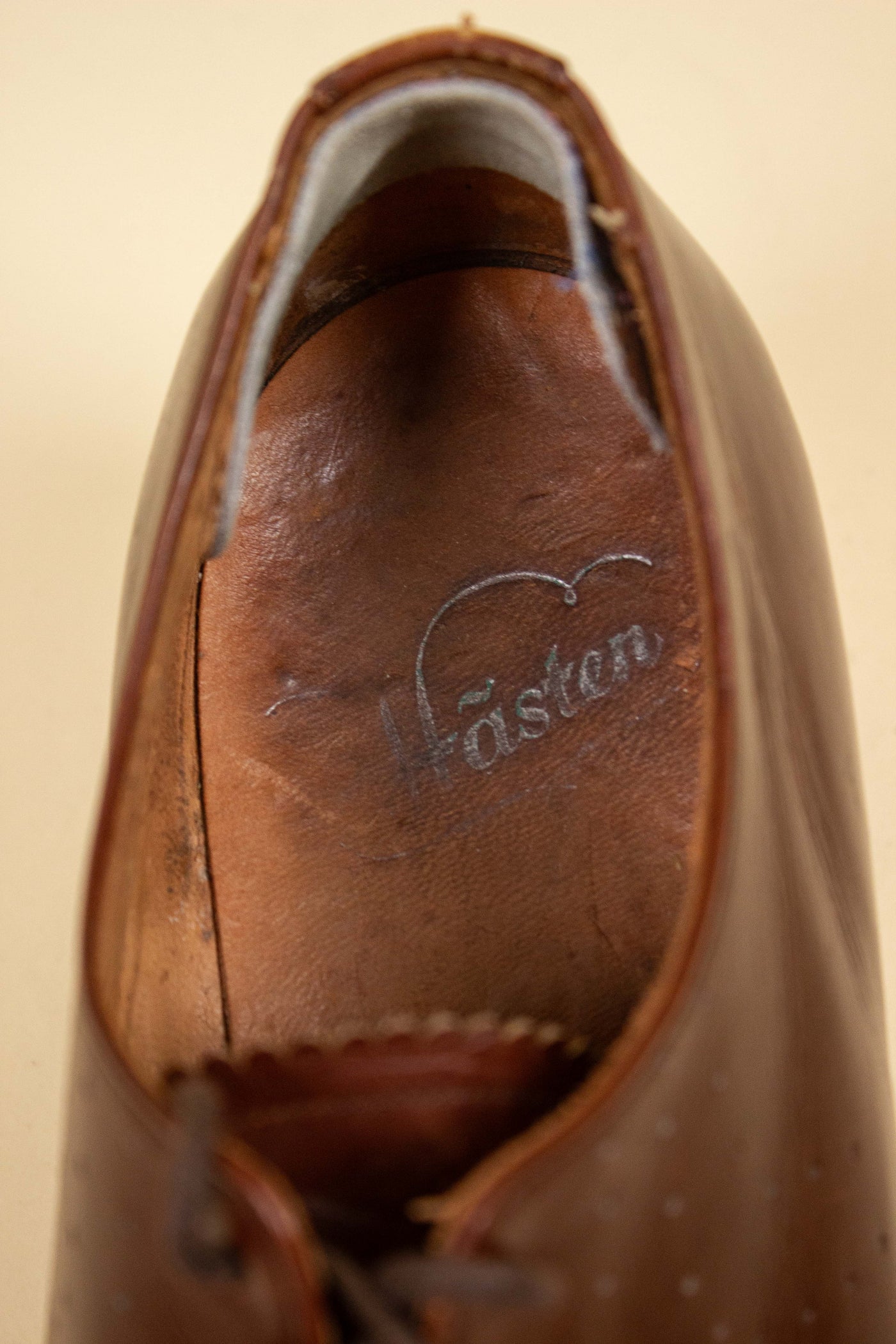 SWEDISH 1930S/1940S BROWN DERBY SHOES BY HÄSTEN. SIZE EU 42 (US 9/ UK 8.5)