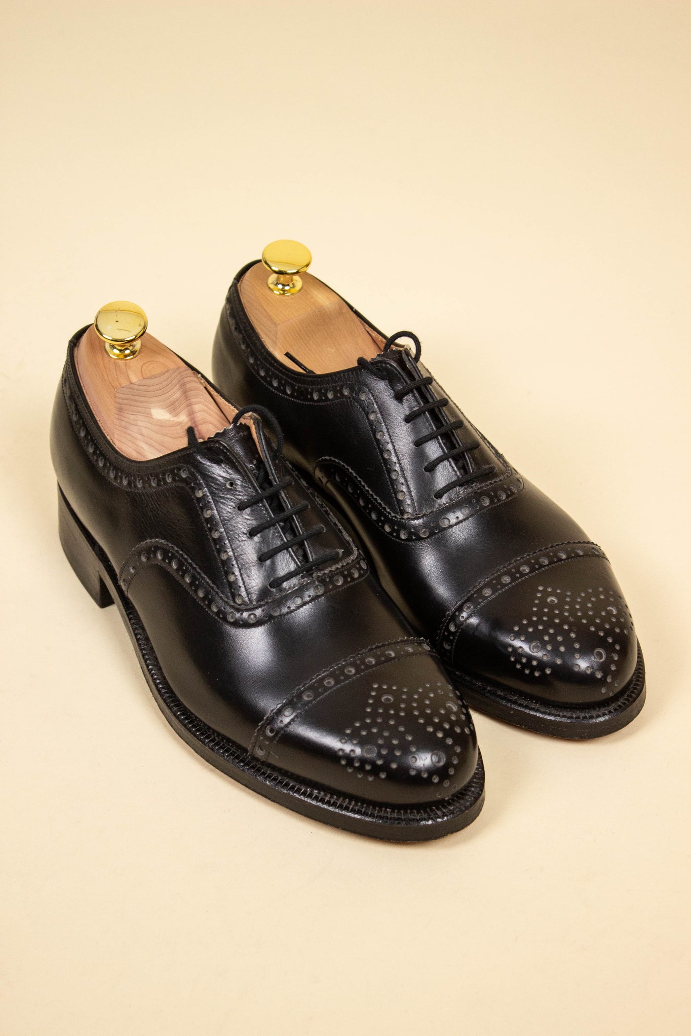 SWEDISH ARMY DEADSTOCK 1960S BLACK BROGUES BY KEMBELS. SIZE EU 41 (US 8 / UK 7.5)