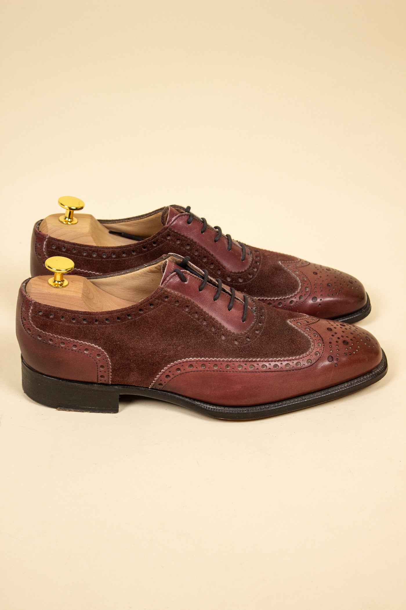 BRITTISH CONTEMPORARY TWO TONE BURGUNDY OXFORDS BY ALFRED SARGENT. SIZE EU 42 (US 9/ UK 8.5)