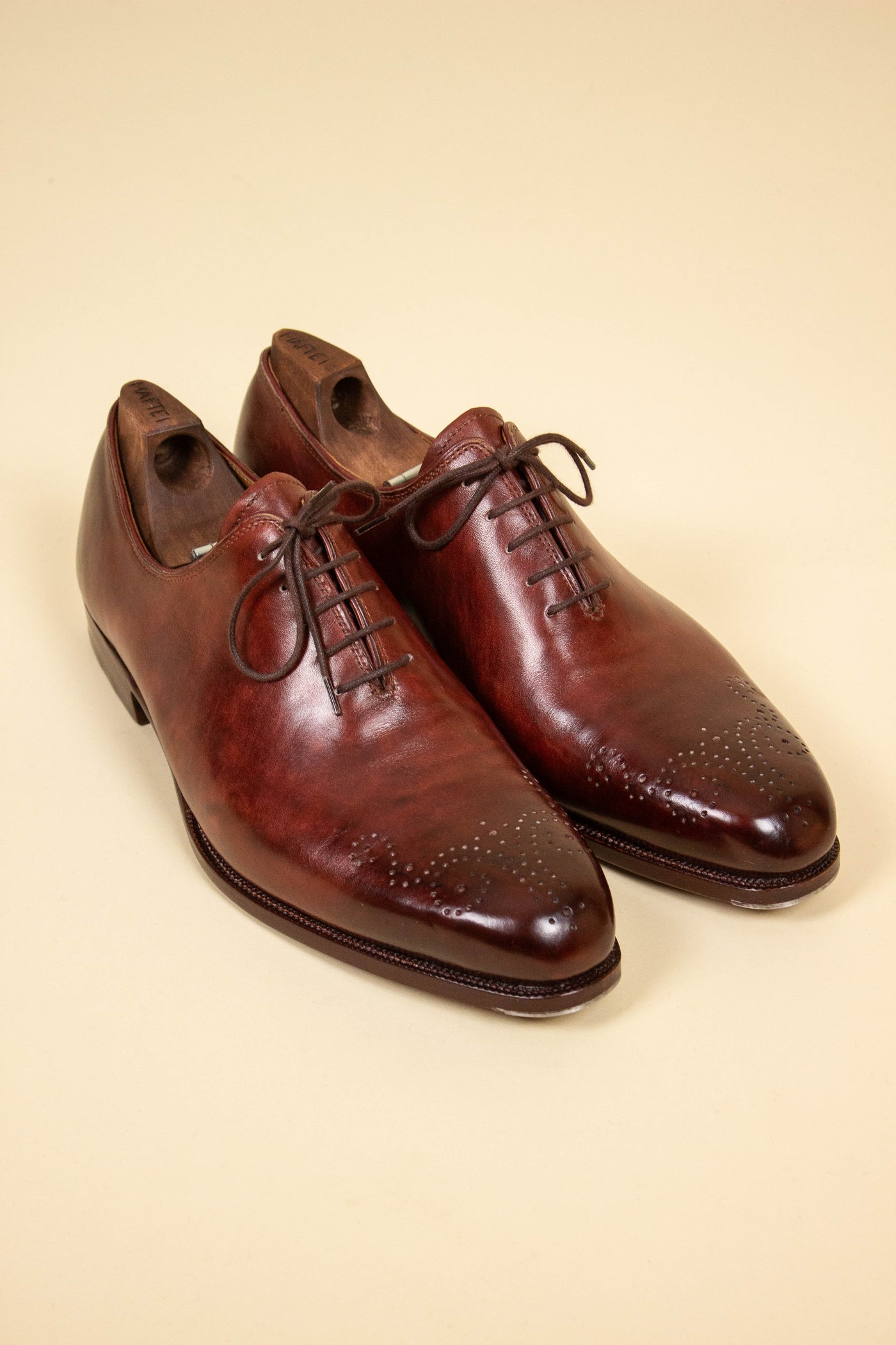 BESPOKE AUSTRIAN CONTEMPORARY BURGUNDY WHOLECUT SHOES BY MAFTEI, WITH MATCHING BELT INCLUDED. SIZE 41,5 (US 8.5/UK 8)