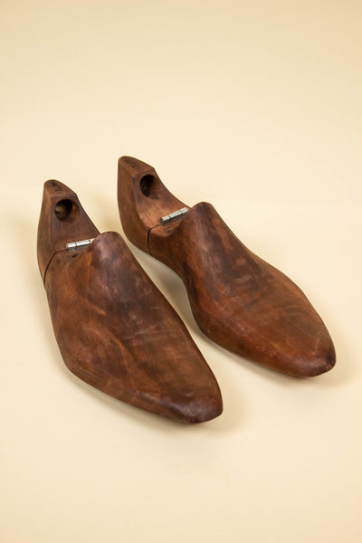 BESPOKE AUSTRIAN CONTEMPORARY BURGUNDY WHOLECUT SHOES BY MAFTEI, WITH MATCHING BELT INCLUDED. SIZE 41,5 (US 8.5/UK 8)