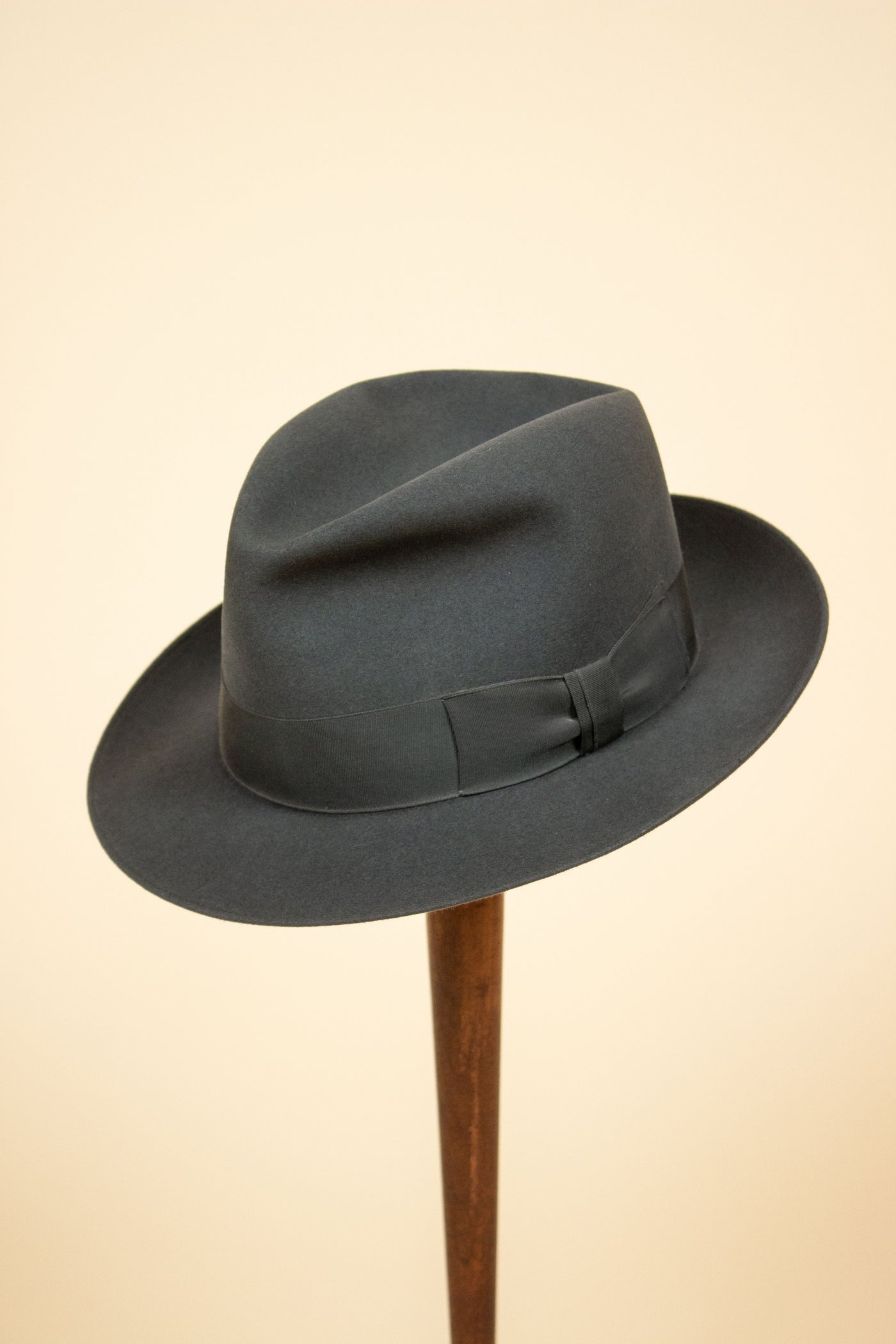 BRITISH 1950S MEDIUM GREY FLET HAT BY PRESTON. SIZE 57