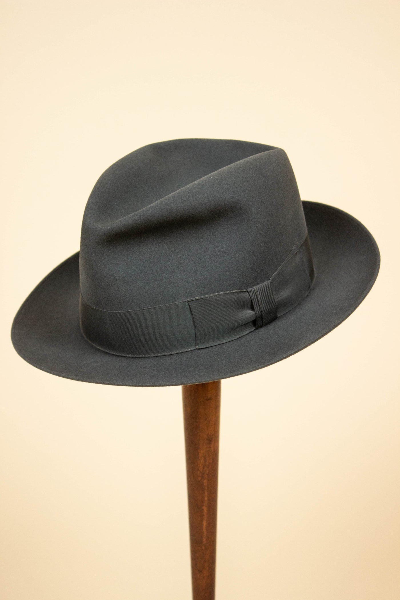 BRITISH 1950S MEDIUM GREY FLET HAT BY PRESTON. SIZE 57