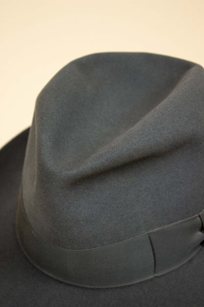 BRITISH 1950S MEDIUM GREY FLET HAT BY PRESTON. SIZE 57