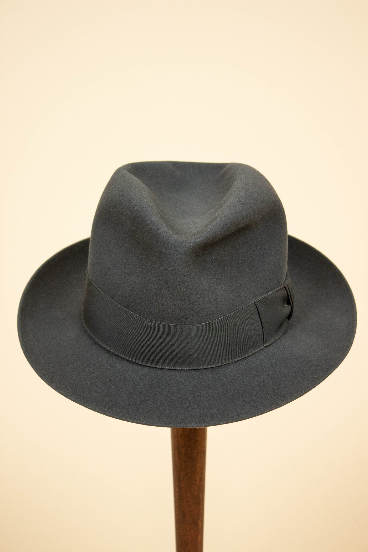 BRITISH 1950S MEDIUM GREY FLET HAT BY PRESTON. SIZE 57