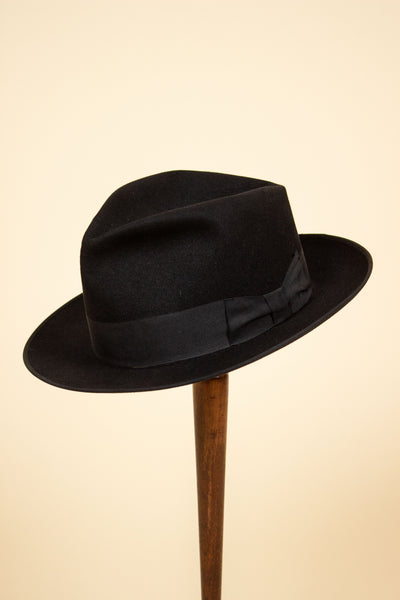 ITALIAN 1940S/1950S BLACK FEDORA FELT HAT BY FRATELLI NEGRETTI. SIZE 59