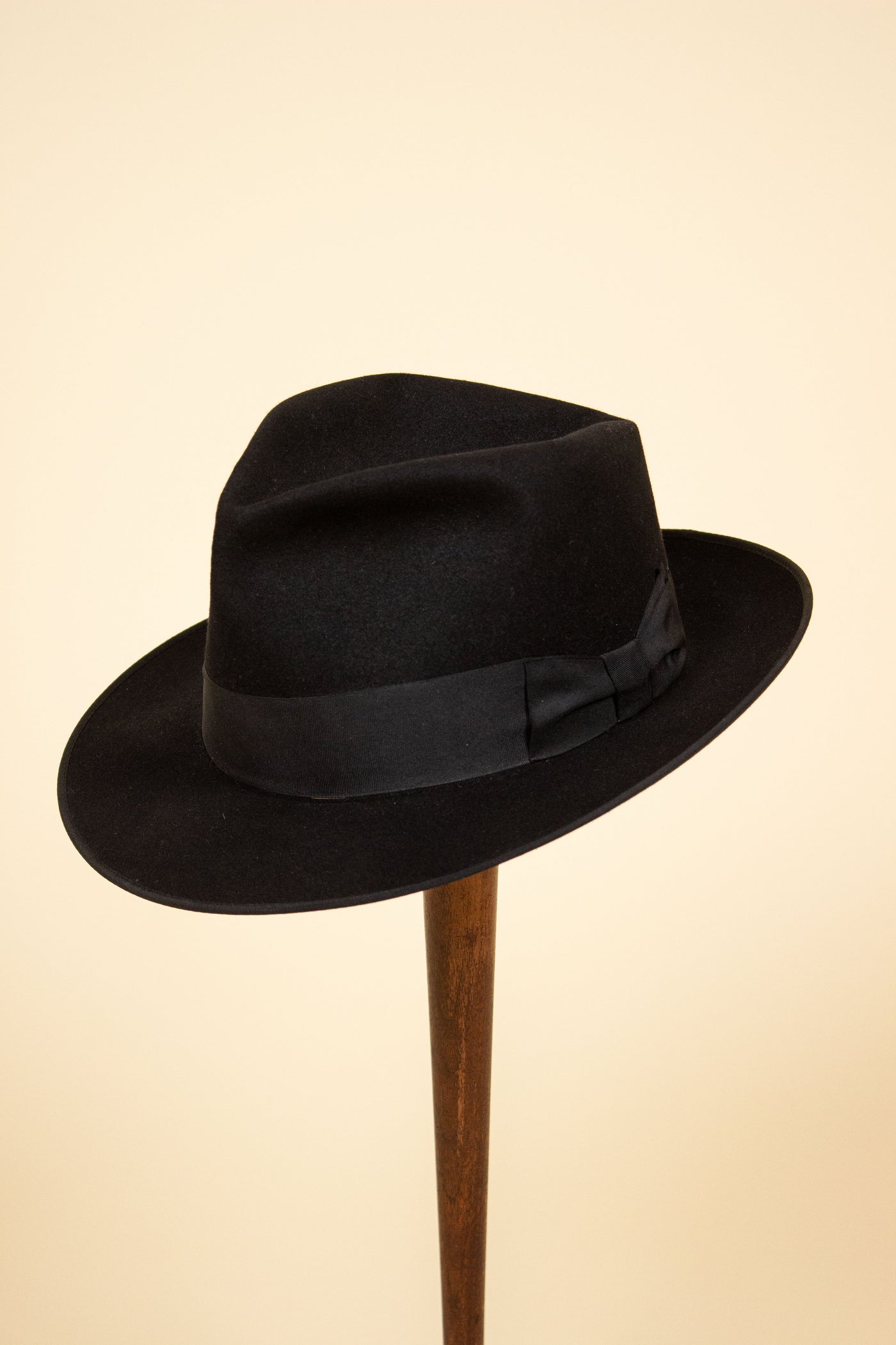 ITALIAN 1940S/1950S BLACK FEDORA FELT HAT BY FRATELLI NEGRETTI. SIZE 59