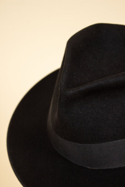 ITALIAN 1940S/1950S BLACK FEDORA FELT HAT BY FRATELLI NEGRETTI. SIZE 59