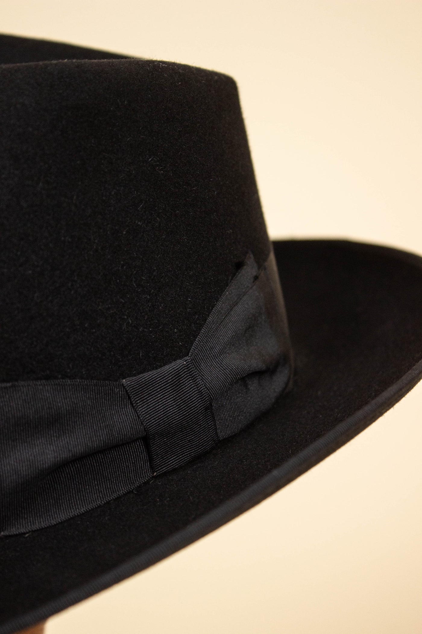 ITALIAN 1940S/1950S BLACK FEDORA FELT HAT BY FRATELLI NEGRETTI. SIZE 59