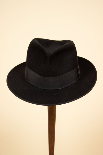 ITALIAN 1940S/1950S BLACK FEDORA FELT HAT BY FRATELLI NEGRETTI. SIZE 59