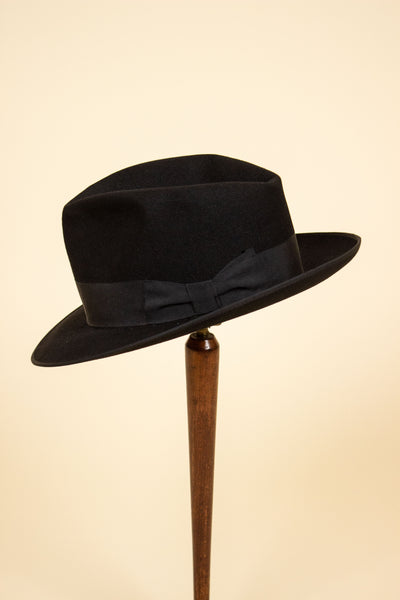 ITALIAN 1940S/1950S BLACK FEDORA FELT HAT BY FRATELLI NEGRETTI. SIZE 59