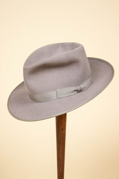 BRITISH 1930S/1940S LIGHT GREY FELT HAT BY COMMANDER. SIZE 54