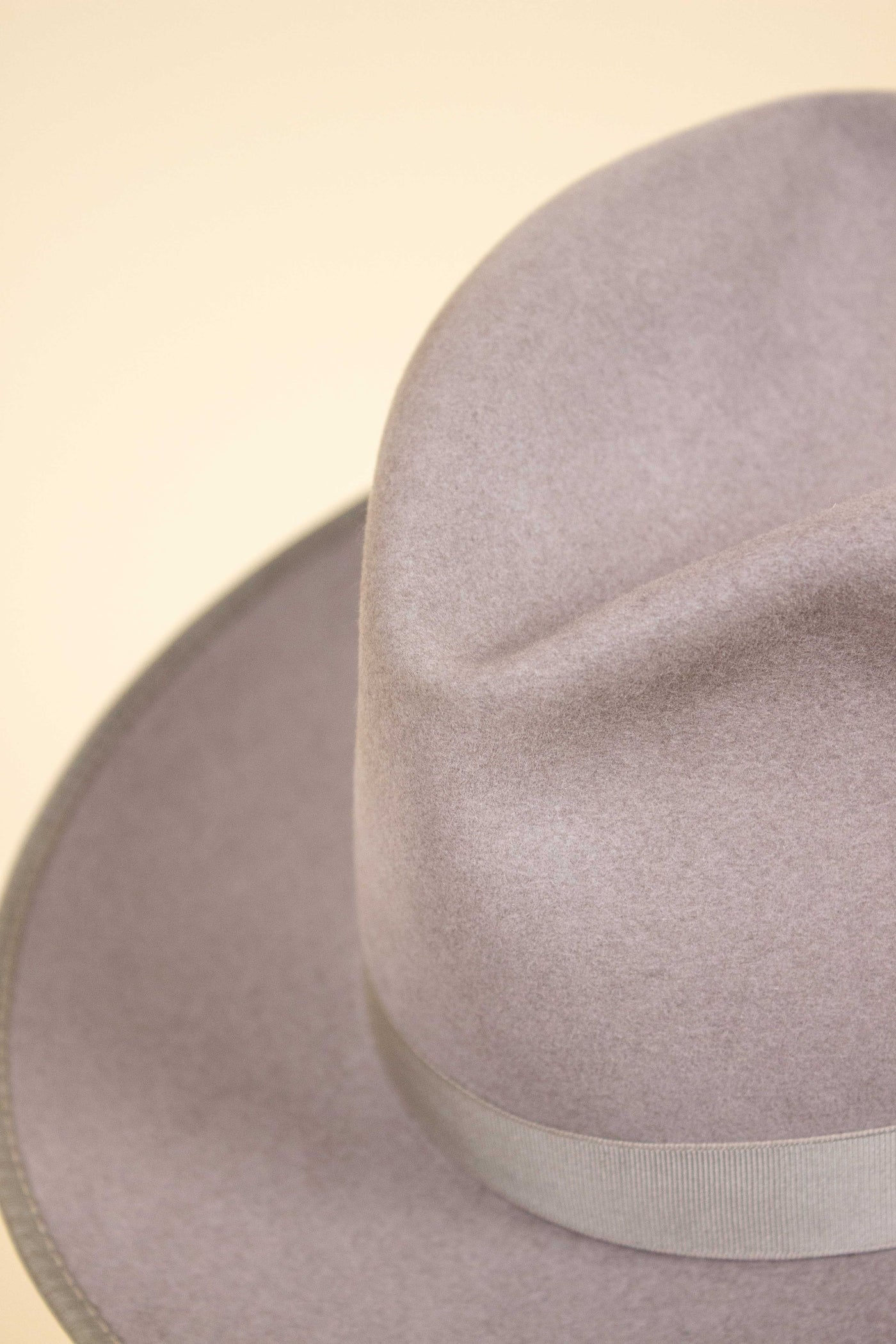 BRITISH 1930S/1940S LIGHT GREY FELT HAT BY COMMANDER. SIZE 54