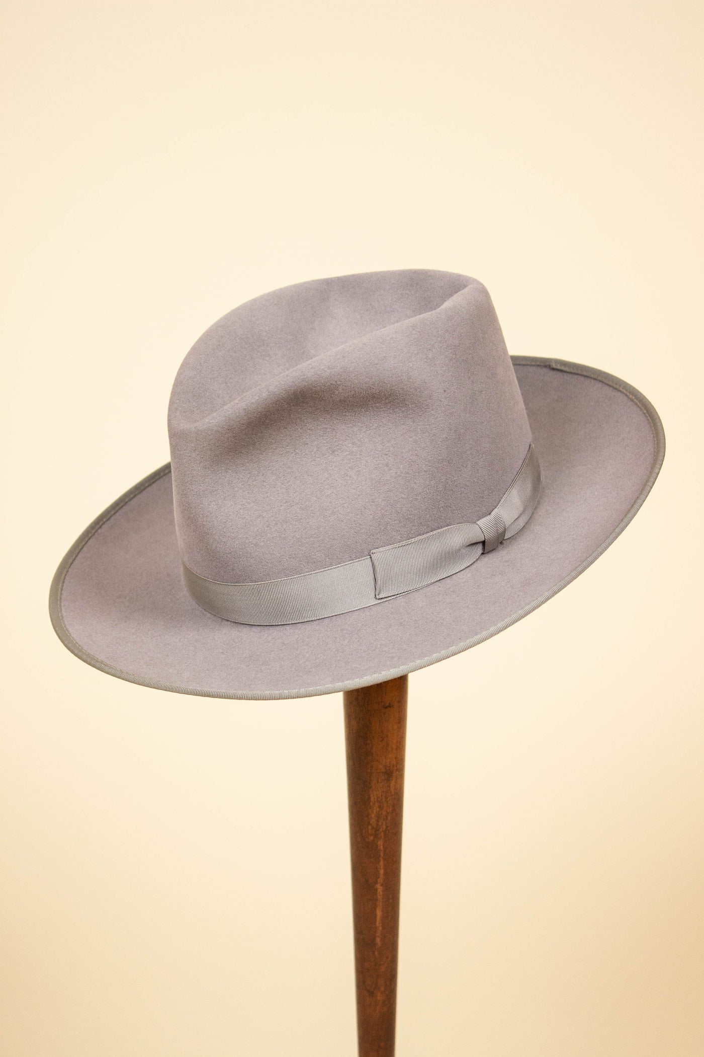 BRITISH 1930S/1940S LIGHT GREY FELT HAT BY COMMANDER. SIZE 54