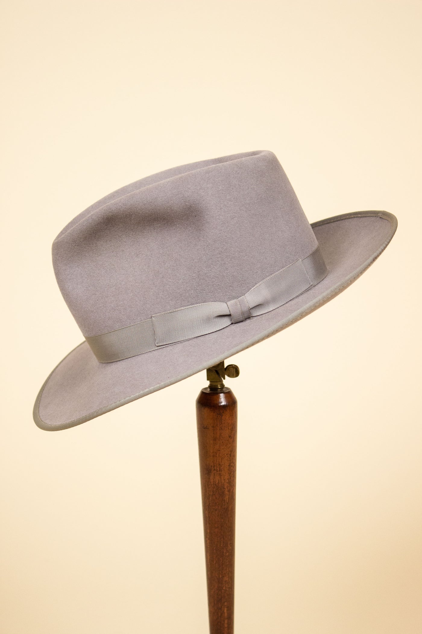 BRITISH 1930S/1940S LIGHT GREY FELT HAT BY COMMANDER. SIZE 54