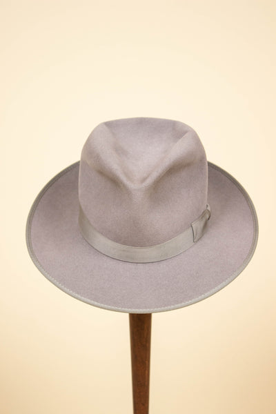 BRITISH 1930S/1940S LIGHT GREY FELT HAT BY COMMANDER. SIZE 54