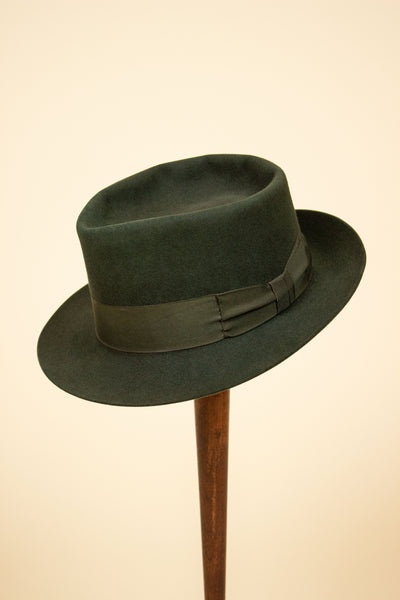 AUSTRIAN 1930S/1940S DARK GREEN FELT HAT BY DOBESCH. SIZE 57