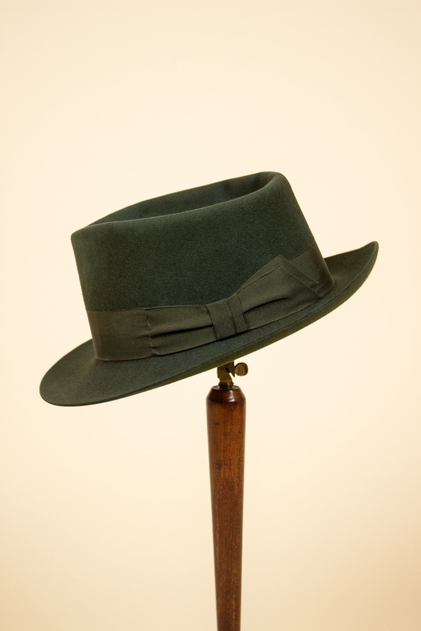 AUSTRIAN 1930S/1940S DARK GREEN FELT HAT BY DOBESCH. SIZE 57