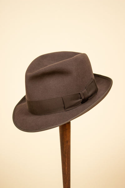 BRITISH 1950S MEDIUM BROWN FELT HAT BY HENRY CRANFORD & SONS. SIZE 57