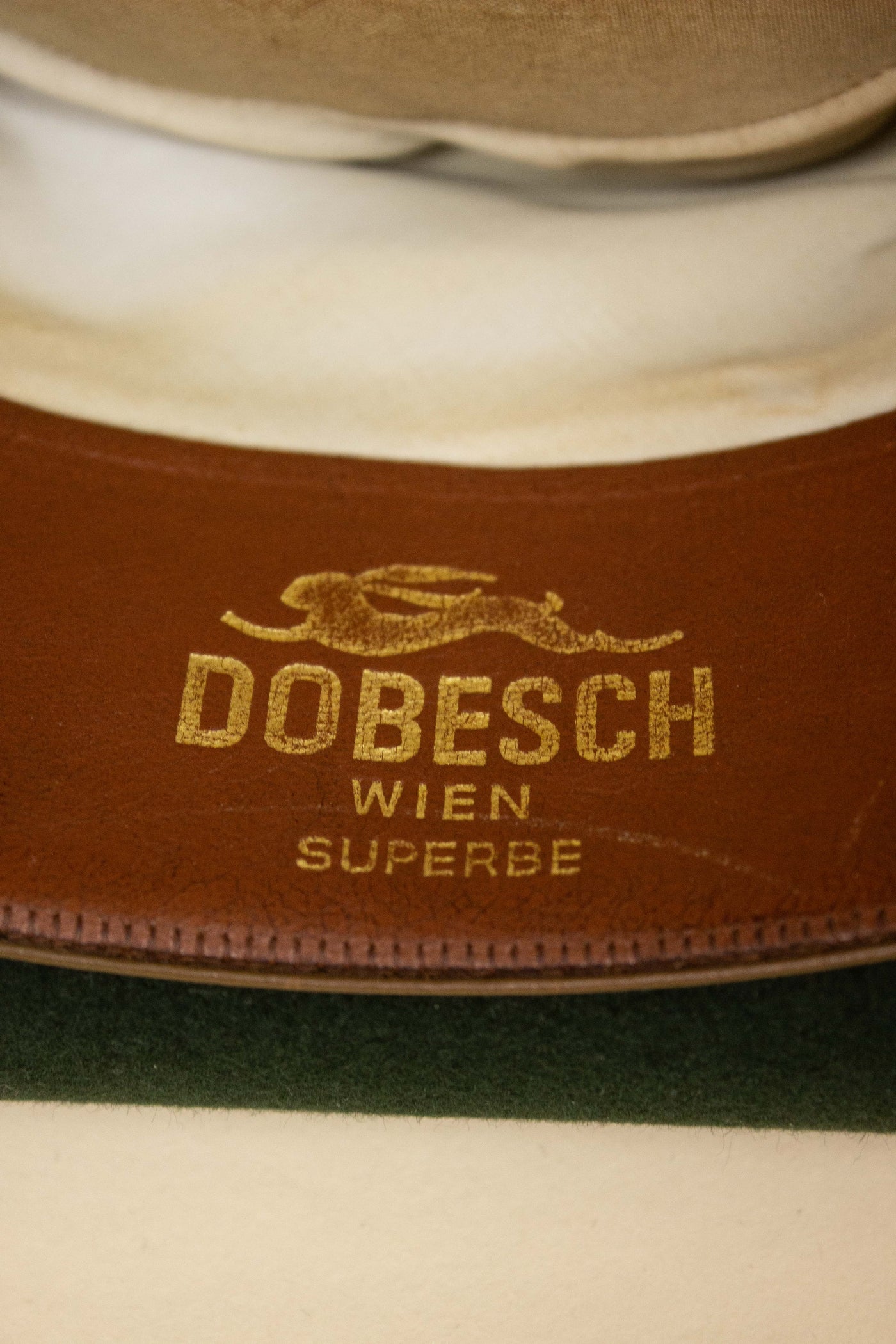 AUSTRIAN 1930S/1940S DARK GREEN FELT HAT BY DOBESCH. SIZE 57