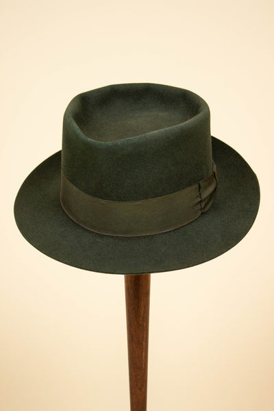 AUSTRIAN 1930S/1940S DARK GREEN FELT HAT BY DOBESCH. SIZE 57