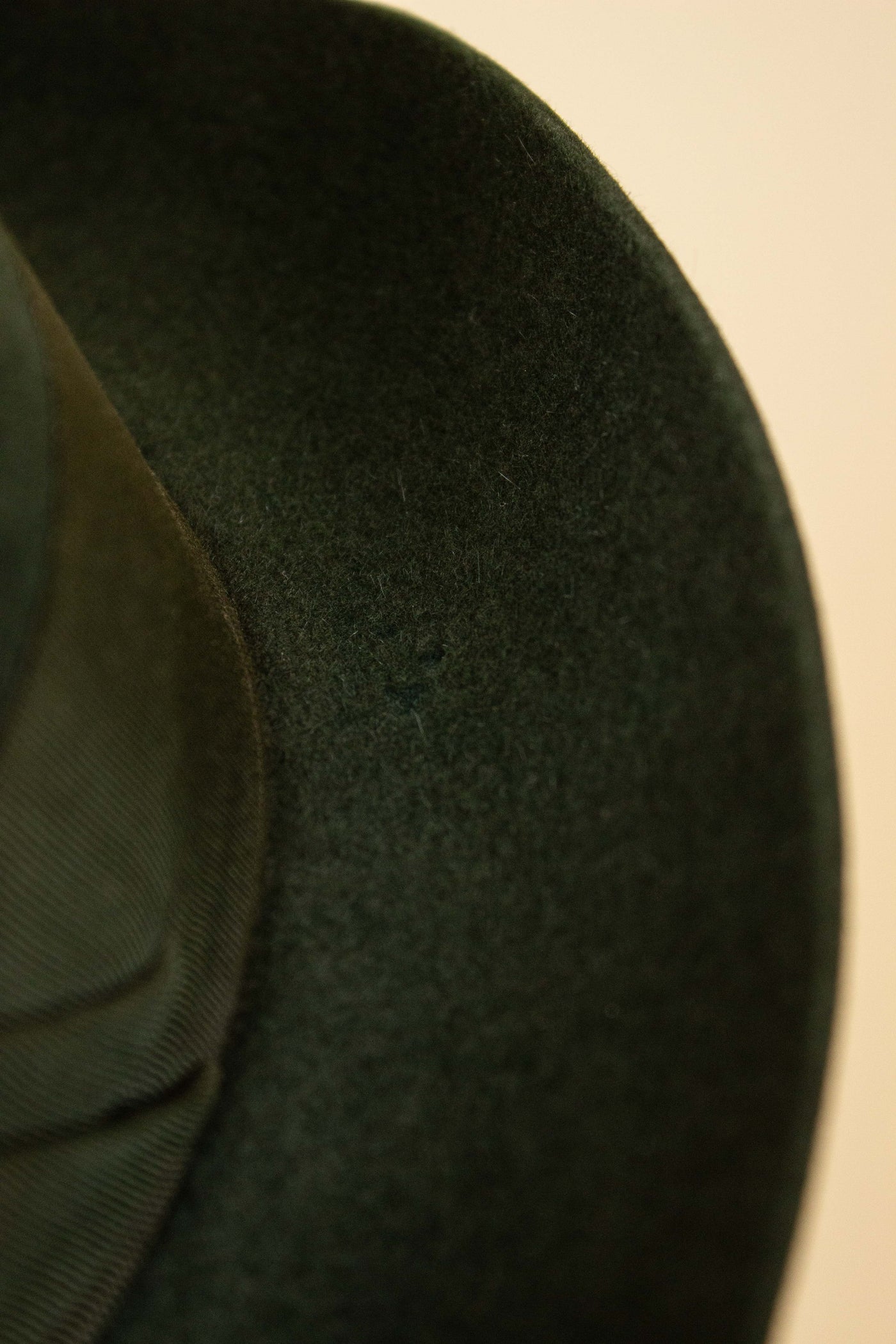 AUSTRIAN 1930S/1940S DARK GREEN FELT HAT BY DOBESCH. SIZE 57