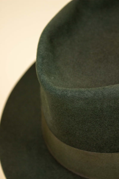 AUSTRIAN 1930S/1940S DARK GREEN FELT HAT BY DOBESCH. SIZE 57