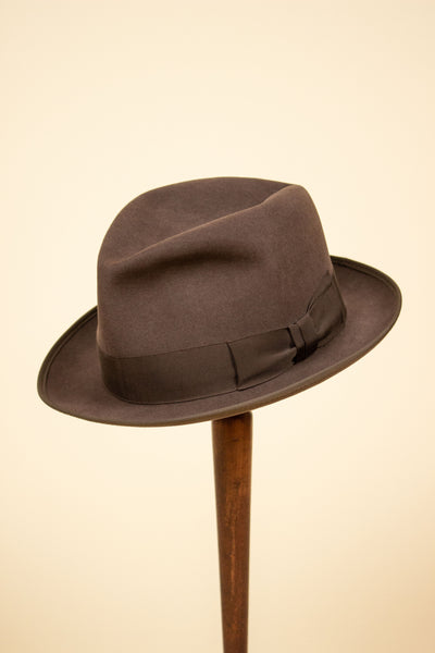 BRITISH 1950S MEDIUM BROWN FELT HAT BY HENRY CRANFORD & SONS. SIZE 57