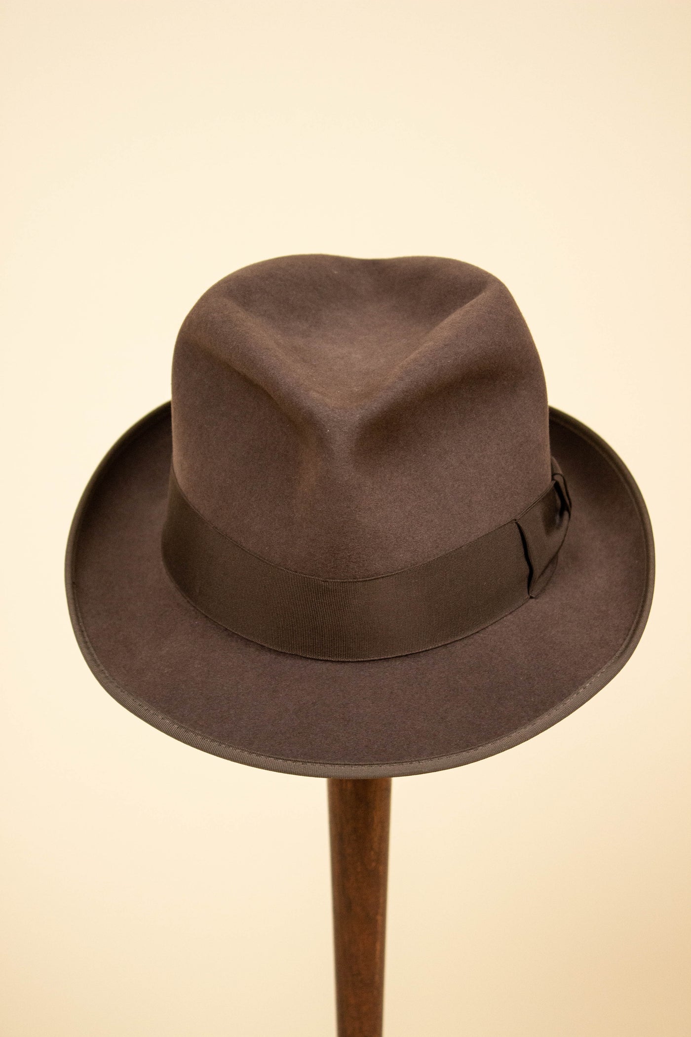 BRITISH 1950S MEDIUM BROWN FELT HAT BY HENRY CRANFORD & SONS. SIZE 57