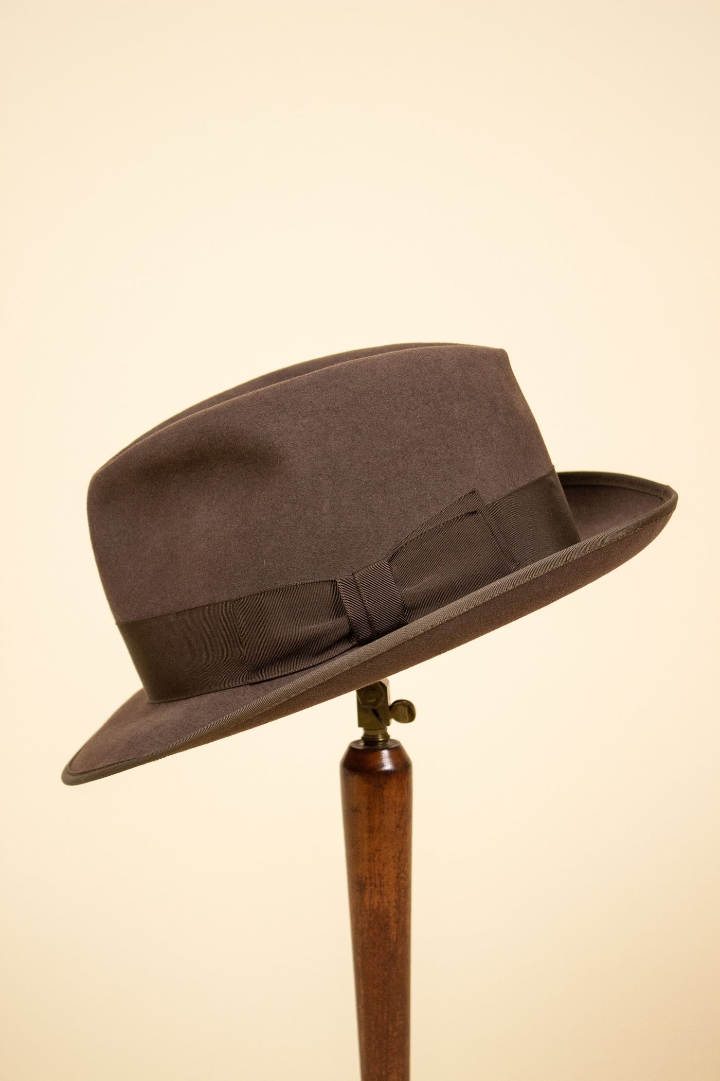 BRITISH 1950S MEDIUM BROWN FELT HAT BY HENRY CRANFORD & SONS. SIZE 57