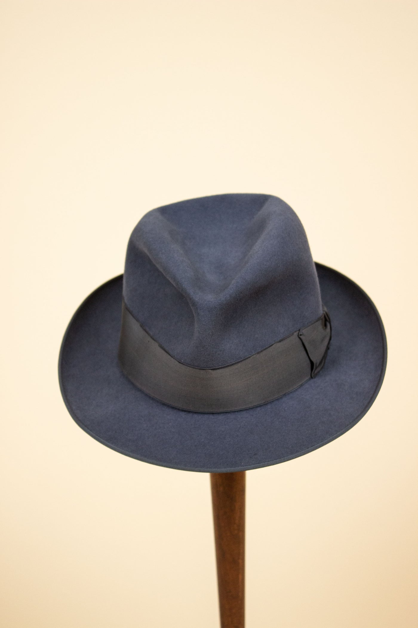 PORTUGESE 1950S GREY-BLUE FELT HAT BY KENT. SIZE 56,5