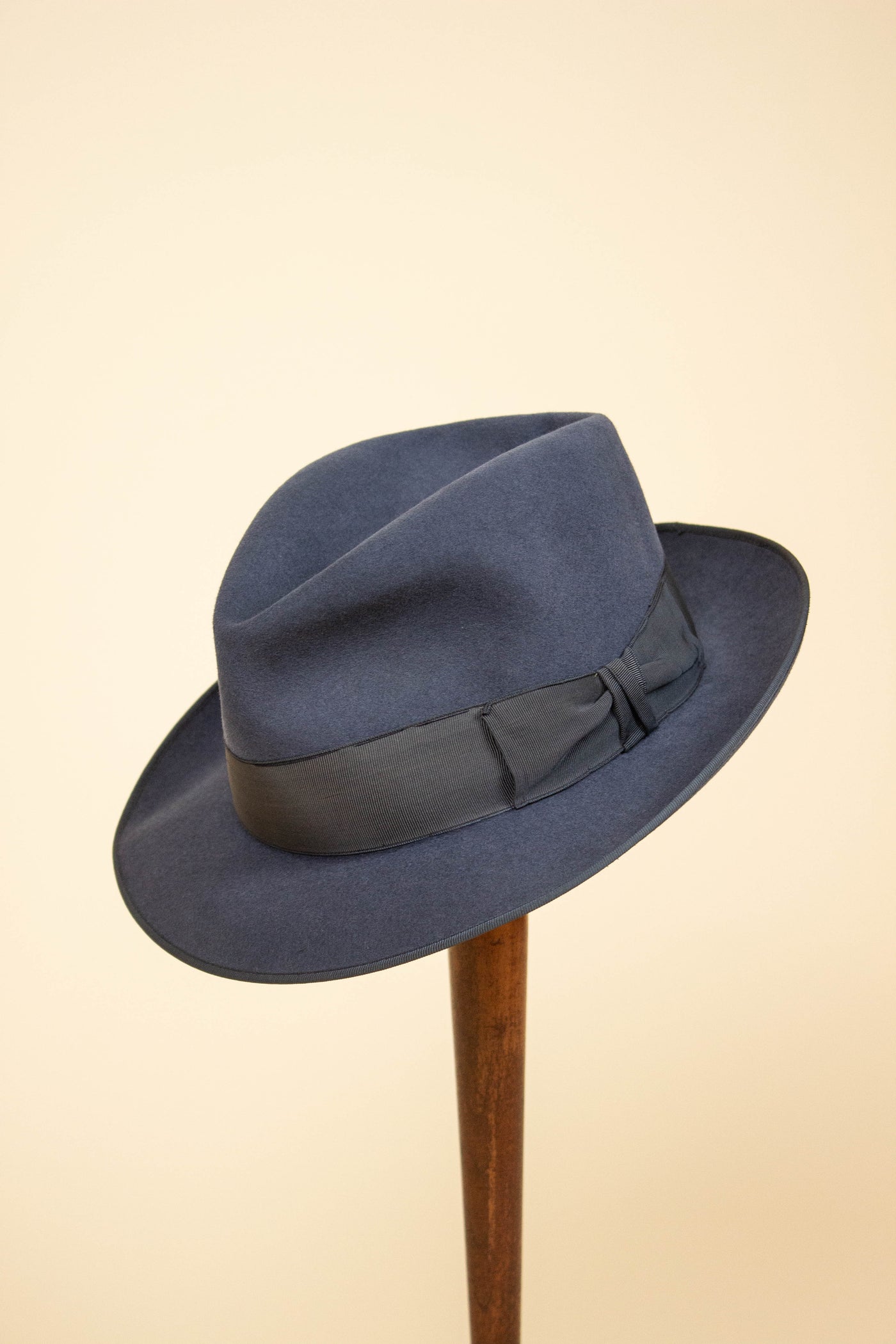 PORTUGESE 1950S GREY-BLUE FELT HAT BY KENT. SIZE 56,5