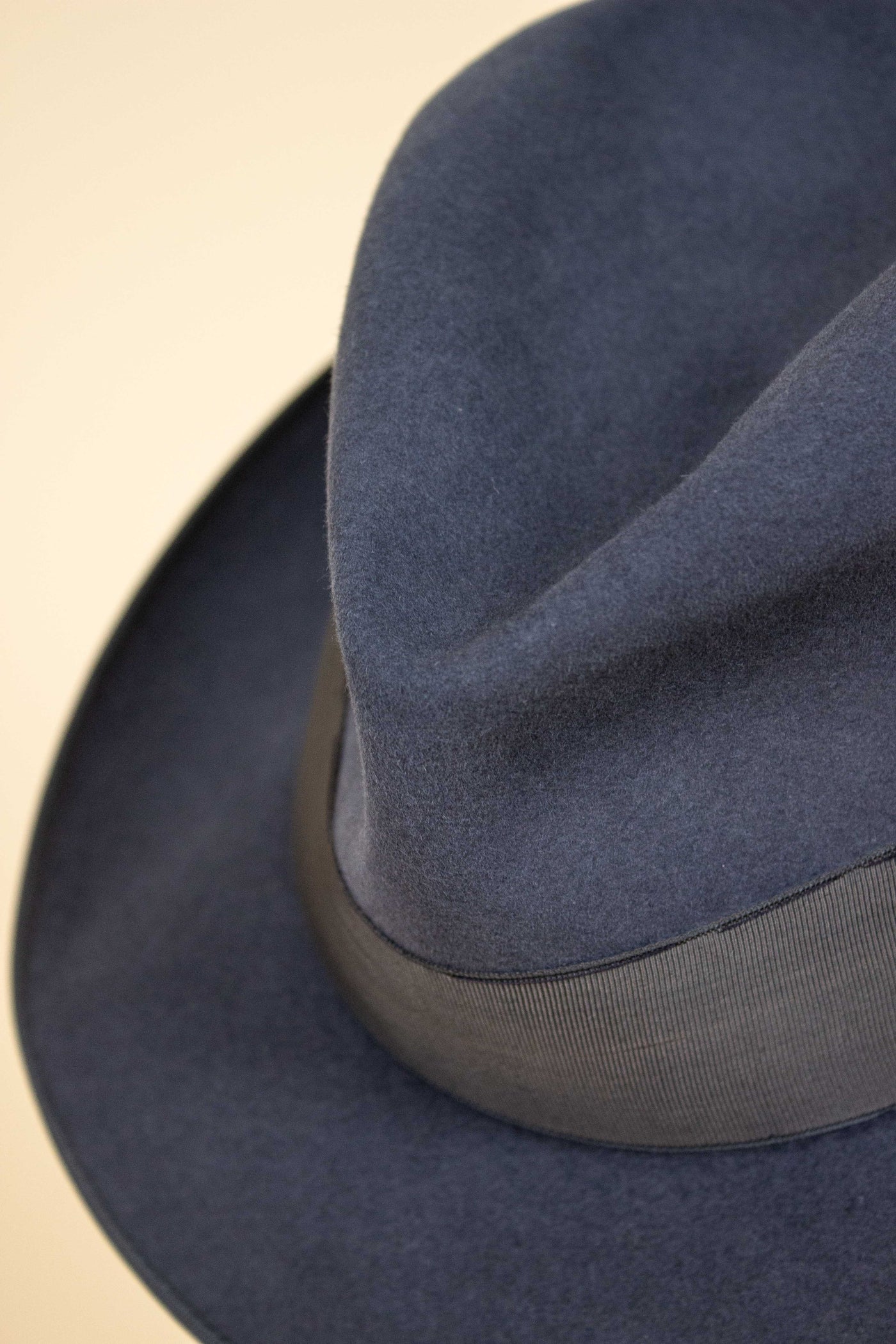 PORTUGESE 1950S GREY-BLUE FELT HAT BY KENT. SIZE 56,5