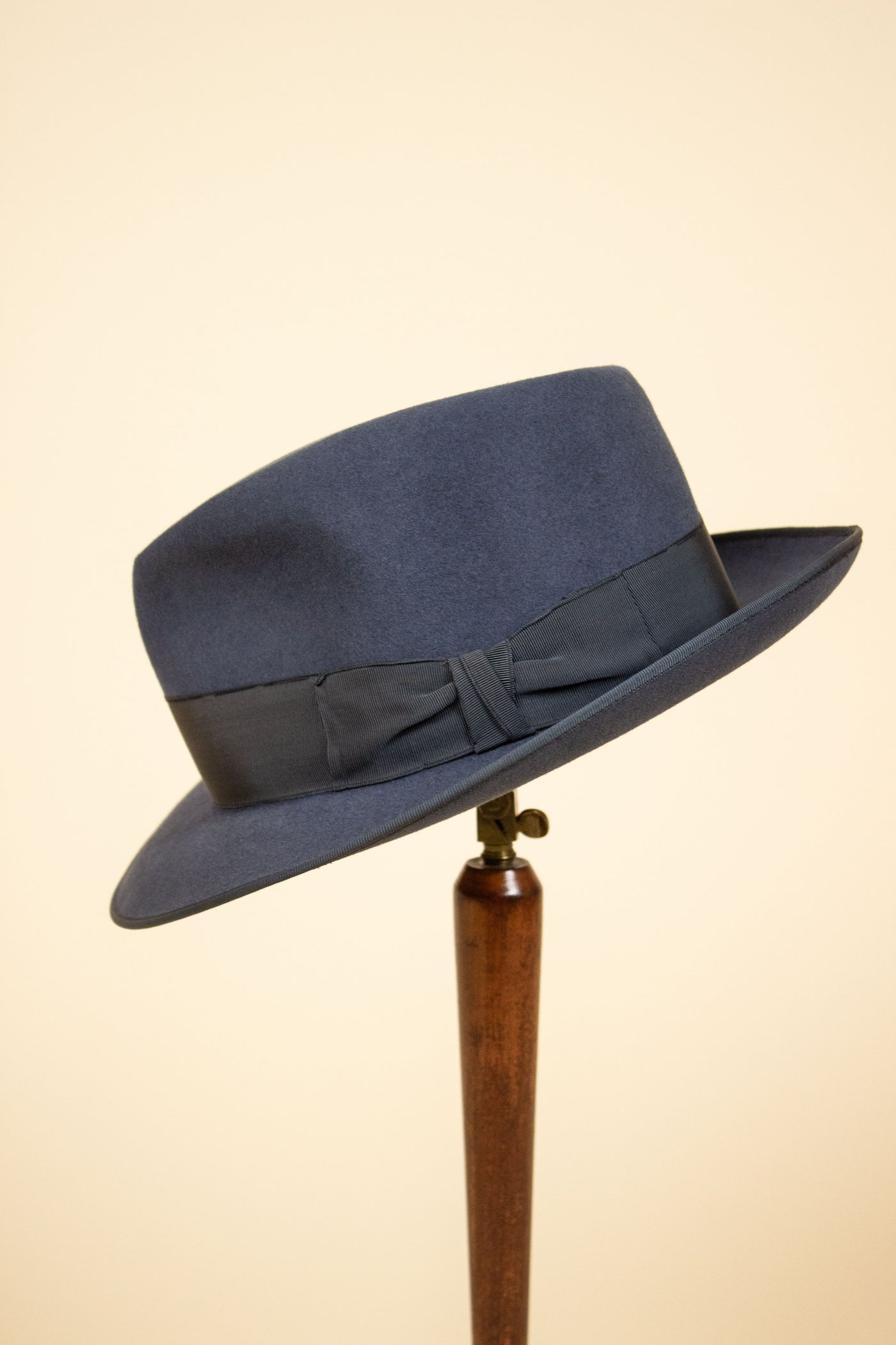 PORTUGESE 1950S GREY-BLUE FELT HAT BY KENT. SIZE 56,5