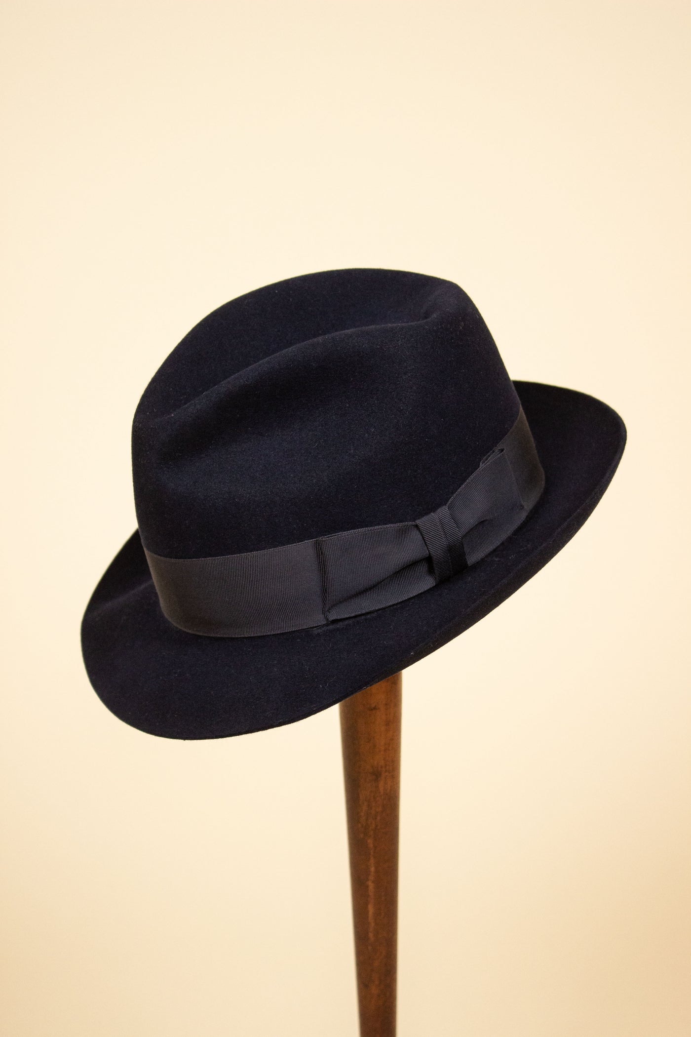 BRITISH 1960S/1970S DARK BLUE FELT HAT BY THE WATSON HAT. SIZE 57